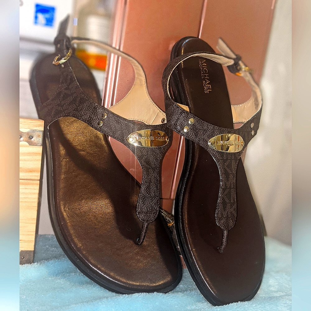 Micheal Kors Plate Thong Sandal